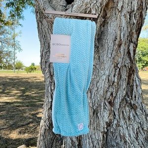 NWT BCBG Oversized Plush Blanket Ombre Light Blue White
